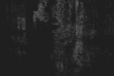 Siyah ve gri desenli duvar, koyu çimento kenarları.