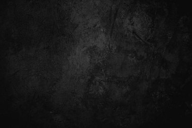 Siyah ve gri desenli duvar, koyu çimento kenarları.