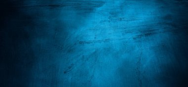 Mavi duvar arka planı. Koyu mavi duvarlar korkutucu. Çizilmiş mavi çimento