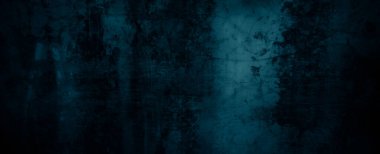 Duvar karanlığı korkunç. Arka plan için koyu çimento. Çiziklerle dolu korkunç bir duvar.