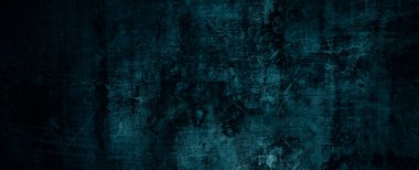 Duvar karanlığı korkunç. Arka plan için koyu çimento. Çiziklerle dolu korkunç bir duvar.