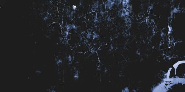 Korku ve korkunç çimento. Duvarlar leke ve çiziklerle dolu..