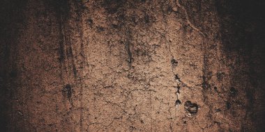 Arka plan için koyu çimento. Lekeler ve çiziklerle dolu eski püskü duvarlar..