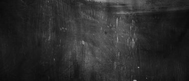 Arka planda koyu gri çimento çizikleri var. Sisli siyah çimento. Sefil karanlık duvarlar.