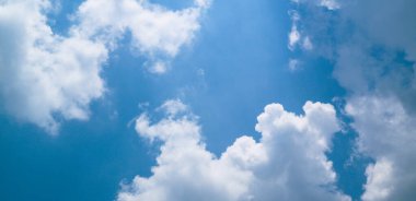 Beyaz bulutlar ve mavi gökyüzü