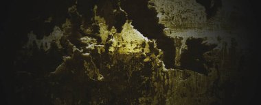 Eski püskü, sarı beton bir duvar. Koyu kahverengi duvar beton veya çimento