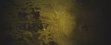 Eski püskü, sarı beton bir duvar. Koyu kahverengi duvar beton veya çimento