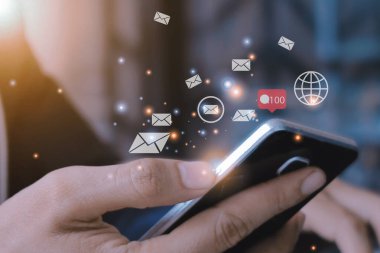 Gelen e- posta simgesi ile akıllı telefon kullanan adam.