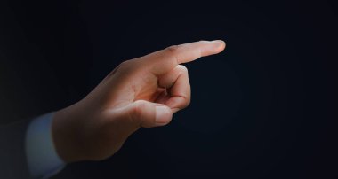 İnsanların elleri siyah arkaplanda.