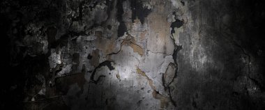 Beton yüzeyinde soyulmuş boya olan eski bir duvar.