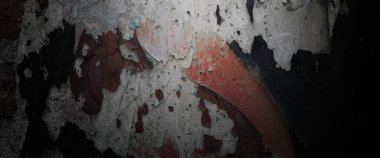 Beton yüzeyinde soyulmuş boya olan eski bir duvar.