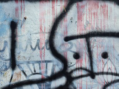 Arka plan için duvarda eski poster kırıntıları var. Duvarda grafiti var. Duvarda üst üste binen Grunge posterleri..
