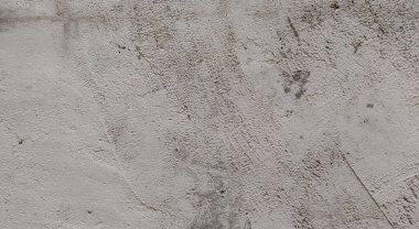 Gri beton duvar dokusu, beyaz alçılı duvar dokusu veya arka plan, dağınık sokak duvarı.