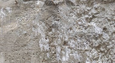 Gri beton duvar dokusu, beyaz alçılı duvar dokusu veya arka plan, dağınık sokak duvarı.