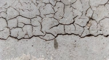 Gri beton duvar dokusu, beyaz alçılı duvar dokusu veya arka plan, dağınık sokak duvarı.