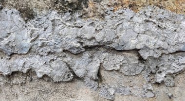 Gri beton duvar dokusu, beyaz alçılı duvar dokusu veya arka plan, dağınık sokak duvarı.