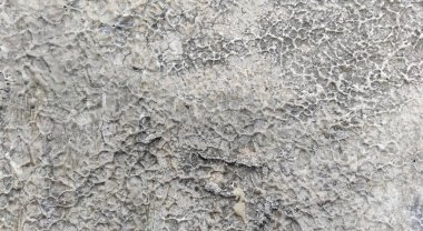 Gri beton duvar dokusu, beyaz alçılı duvar dokusu veya arka plan, dağınık sokak duvarı.
