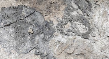 Gri beton duvar dokusu, beyaz alçılı duvar dokusu veya arka plan, dağınık sokak duvarı.