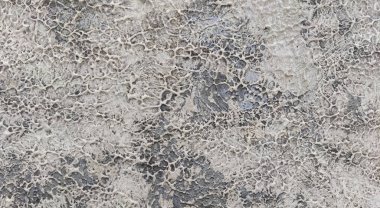 Gri beton duvar dokusu, beyaz alçılı duvar dokusu veya arka plan, dağınık sokak duvarı.