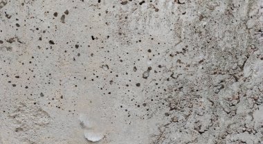 Gri beton duvar dokusu, beyaz alçılı duvar dokusu veya arka plan, dağınık sokak duvarı.