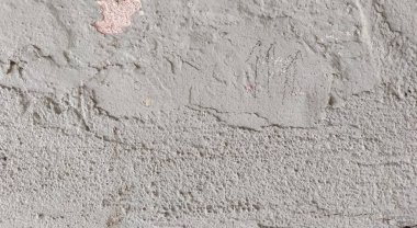 Gri beton duvar dokusu, beyaz alçılı duvar dokusu veya arka plan, dağınık sokak duvarı.