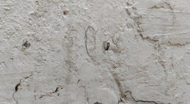 Gri beton duvar dokusu, beyaz alçılı duvar dokusu veya arka plan, dağınık sokak duvarı.