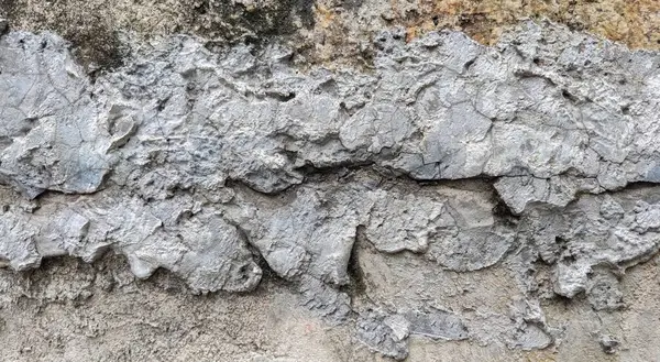 Gri beton duvar dokusu, beyaz alçılı duvar dokusu veya arka plan, dağınık sokak duvarı.