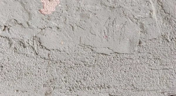 Gri beton duvar dokusu, beyaz alçılı duvar dokusu veya arka plan, dağınık sokak duvarı.