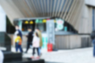 Hareket eden insanlar bulanık. Açık alanda yürüyen bir grup insan. Odaklanmamış resim