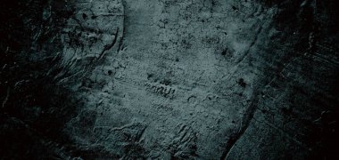 Korkunç karanlık duvar, arka plan için kirli çimento dokusu, çiziklerle dolu bir duvar.