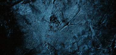 Korkunç karanlık duvar, arka plan için kirli çimento dokusu, çiziklerle dolu bir duvar.