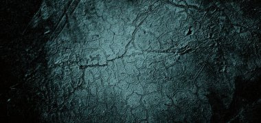 Korkunç karanlık duvar, arka plan için kirli çimento dokusu, çiziklerle dolu bir duvar.