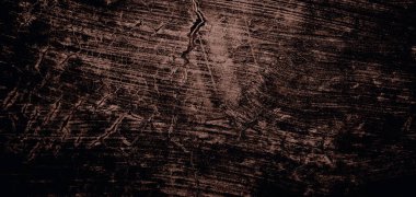 Duvar çiziklerle dolu. Arka plan için kirli çimento dokusu, korkutucu koyu duvar. Kara duvar.