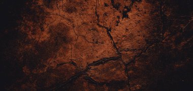 Duvar çiziklerle dolu. Arka plan için kirli çimento dokusu, korkutucu koyu duvar. Kara duvar.