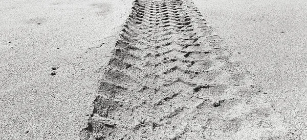 Fotspår Och Fordon Den Mjuka Sandstranden — Stockfoto