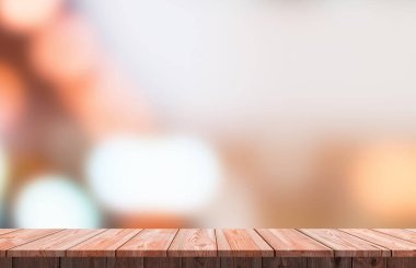 Kurgu ürünü görüntülemek için tahta masa üstü ve bulanık cam pencere