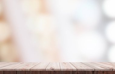 Kurgu ürünü görüntülemek için tahta masa üstü ve bulanık cam pencere