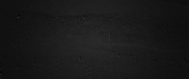 Siyah duvar, koyu grunge, panoramik arka plan için siyah beton. Tasarım için koyu çimento arkaplanı boş