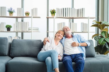 Makarna soslu spagetti sosu maydanozlu ve yanında kaşık, çatal, domates, soğan dilimleri ve yeşil yapraklı hepsi koyu ahşap arka planda, sol tarafta kopyalama alanı var..