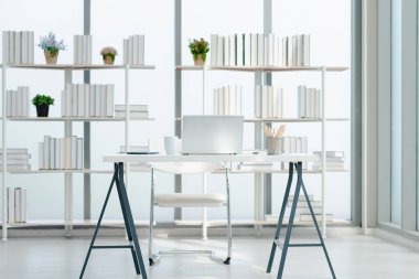 İş için modern tarzda iç işyeri ofis odası. Sabah çalışma saatleri, arka planda kitaplık..