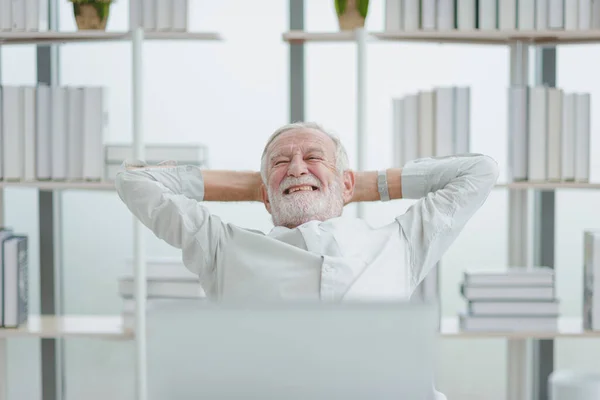 Ηλικιωμένος Άνδρας Λευκό Περιστασιακό Ντύσιμο Εργάζεται Από Σπίτι Κάθεται Και — Φωτογραφία Αρχείου