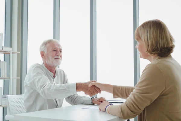 Senior Elderly People Sitting Handshake Contract Agreement Modern Workplace Room — Φωτογραφία Αρχείου