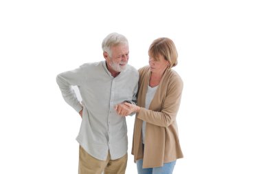 Üstün giysili yaşlı insanlar beyaz arka planda mutsuz ve acı dolu duygularla kocasının sırtından yaralanmasına yardım ediyor..