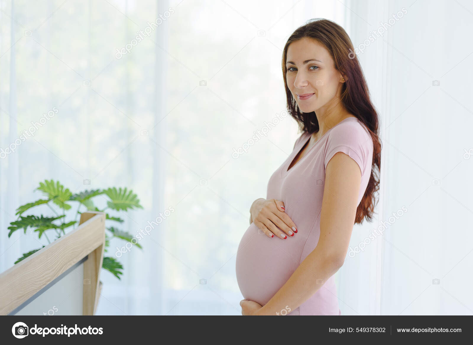 Retrato Mujer Embarazada Traje Casero Casual Pie Sosteniendo Hijo Vientre Foto de stock 549378302 supagritck