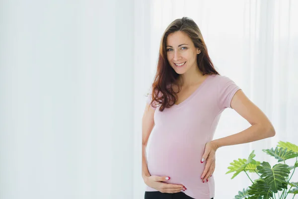 Retrato Mulher Grávida Roupa Caseira Casual Segurando Seu Filho Barriga — Fotografia de Stock