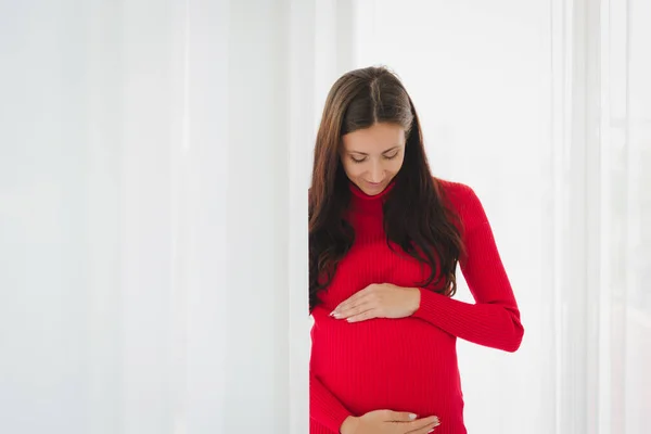 Retrato Mulher Grávida Camisola Vermelha Vestido Segurando Sua Barriga Com — Fotografia de Stock