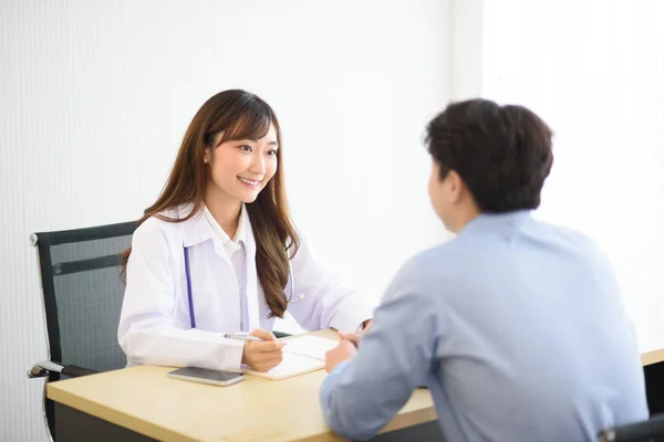Asian Doctor Woman White Professional Lab Coat Examining Diagnose Patient — Foto de Stock