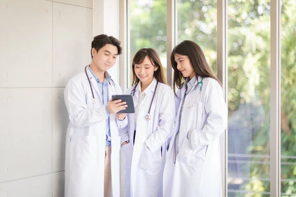 Group Asian Doctors Team Portrait White Lab Coat Professional Uniform — Stockfoto