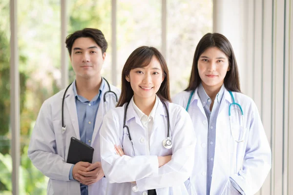 Group Asian Doctors Team Portrait White Lab Coat Professional Uniform — Fotografia de Stock