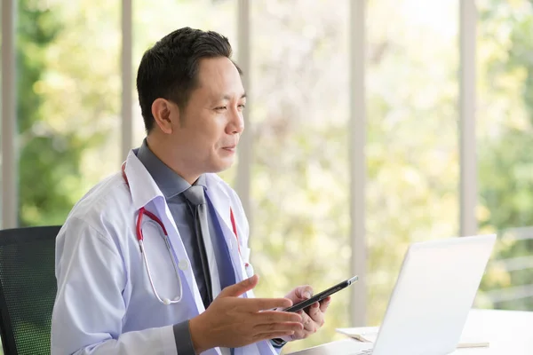 Asian Doctor Man White Professional Lab Coat Uniform Sitting Using — Stockfoto